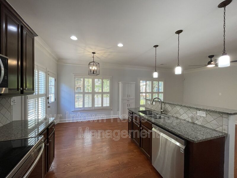 Modern End-Unit Townhome in Old Fourth Ward – Steps to Beltline & Krog Street Market property image