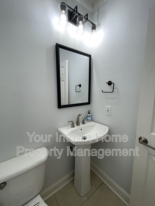 Modern End-Unit Townhome in Old Fourth Ward – Steps to Beltline & Krog Street Market property image