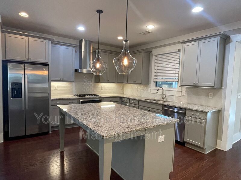 Beautiful Craftsman Style Home with Screen Porch - Close to Everything! property image