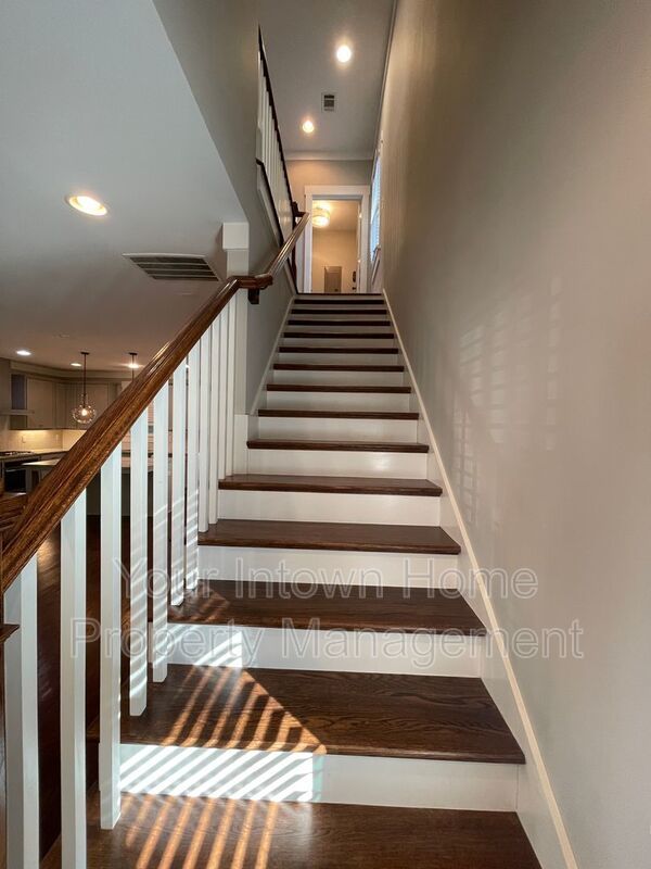 Beautiful Craftsman Style Home with Screen Porch - Close to Everything! property image