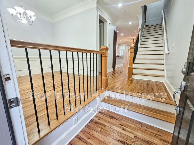 Stylish Crescent Park Townhome in the Heart of it All! property image