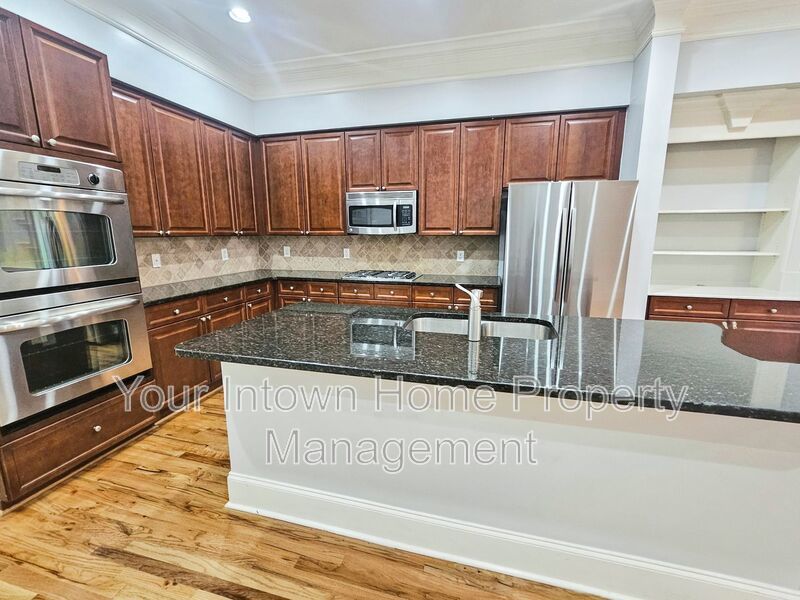 Stylish Crescent Park Townhome in the Heart of it All! property image