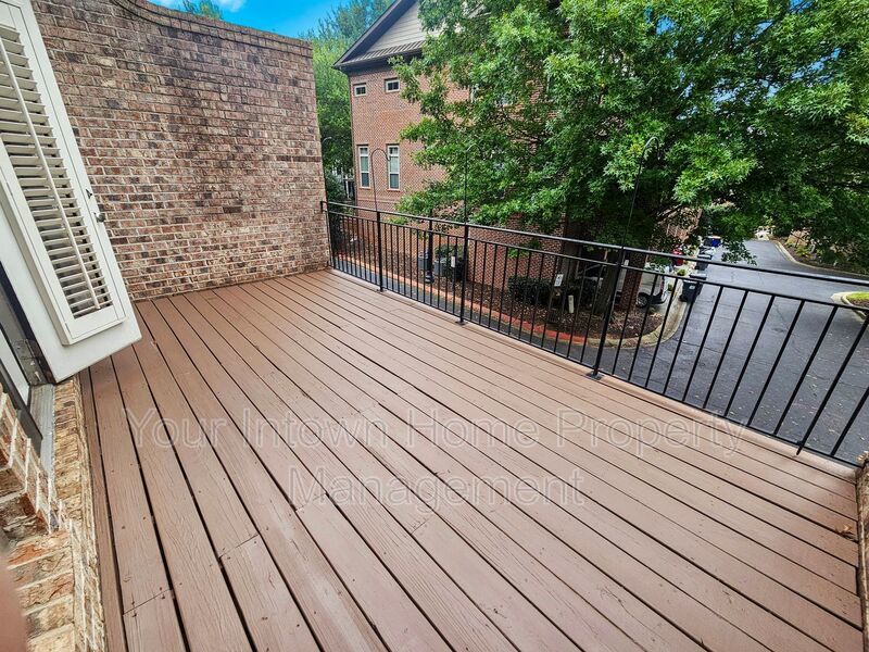 Stylish Crescent Park Townhome in the Heart of it All! property image