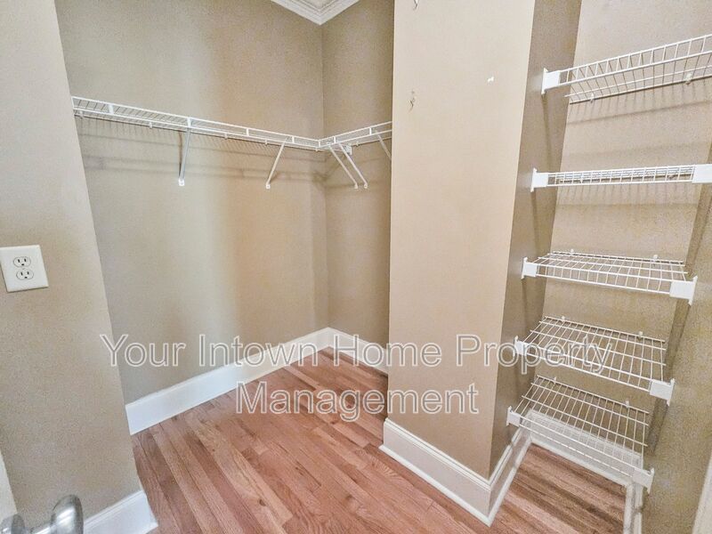 Stylish Crescent Park Townhome in the Heart of it All! property image