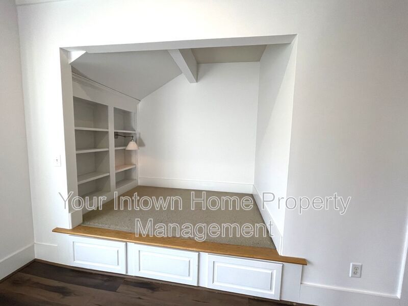 Sunny Studio on Quiet Residential Street property image