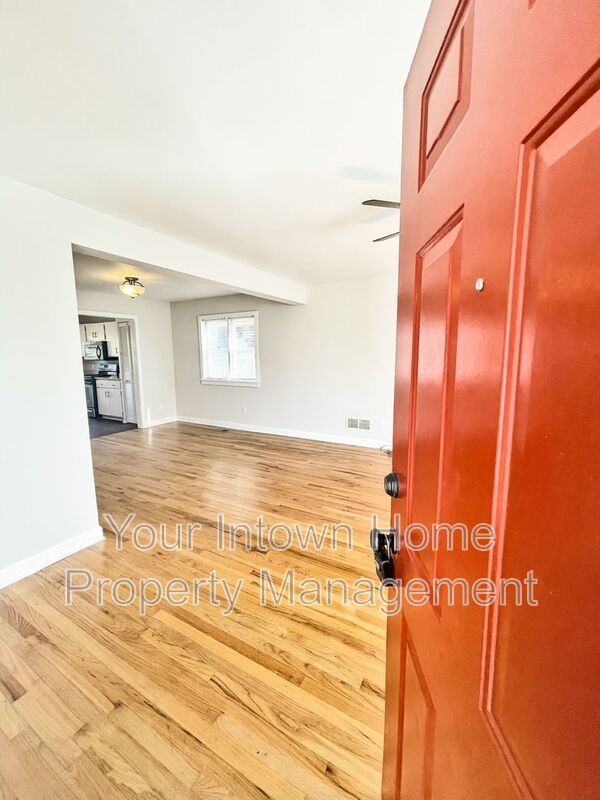 Huge Back Yard with Deck in Great Grant Park Location property image