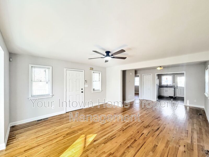 Huge Back Yard with Deck in Great Grant Park Location property image