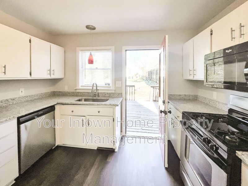 Huge Back Yard with Deck in Great Grant Park Location property image