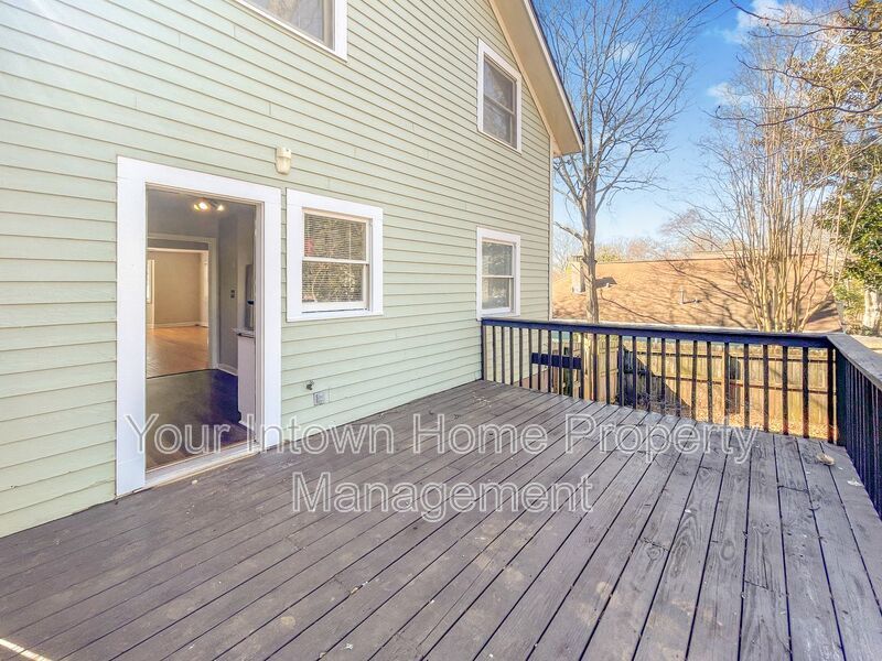 Huge Back Yard with Deck in Great Grant Park Location property image
