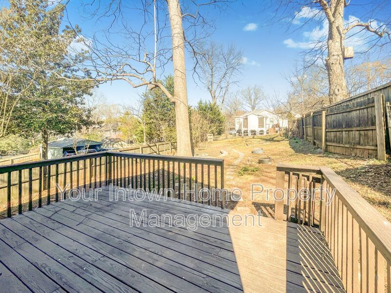 Huge Back Yard with Deck in Great Grant Park Location property image