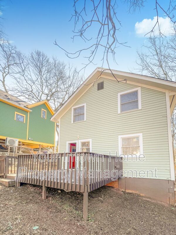 Huge Back Yard with Deck in Great Grant Park Location property image