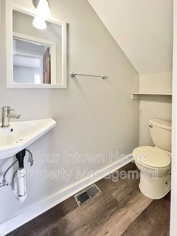 Huge Back Yard with Deck in Great Grant Park Location property image