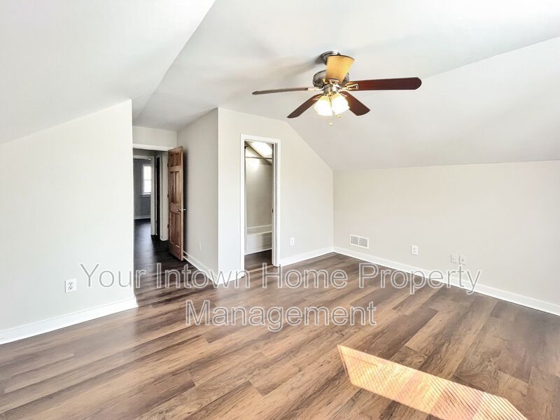 Huge Back Yard with Deck in Great Grant Park Location property image