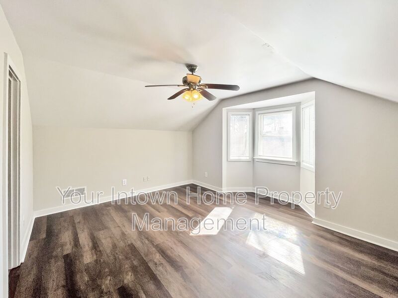 Huge Back Yard with Deck in Great Grant Park Location property image