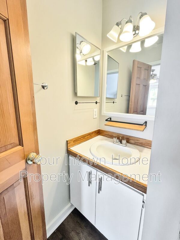 Huge Back Yard with Deck in Great Grant Park Location property image