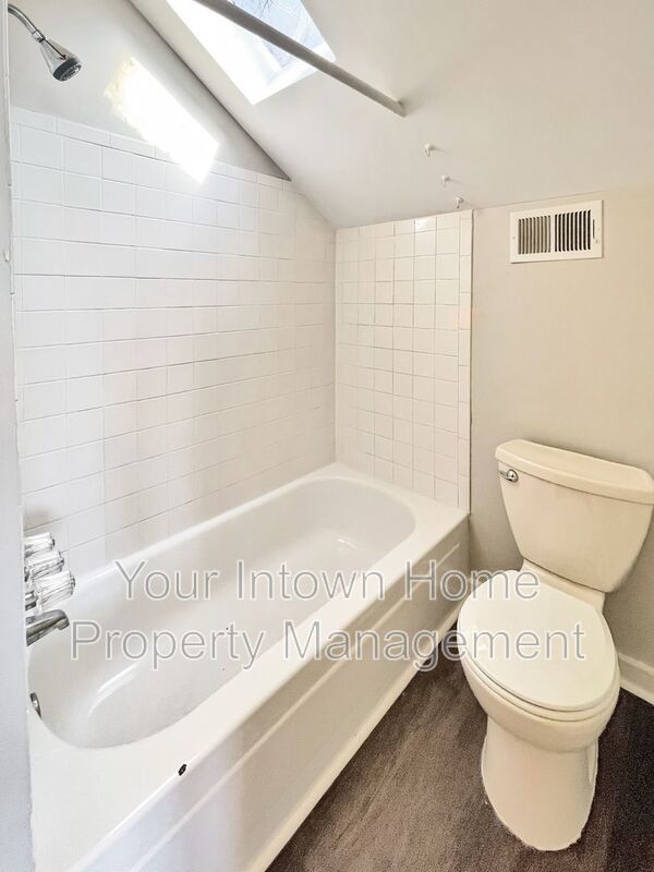 Huge Back Yard with Deck in Great Grant Park Location property image