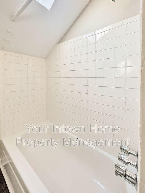 Huge Back Yard with Deck in Great Grant Park Location property image