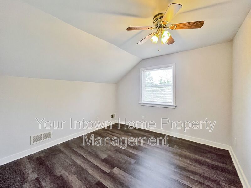 Huge Back Yard with Deck in Great Grant Park Location property image