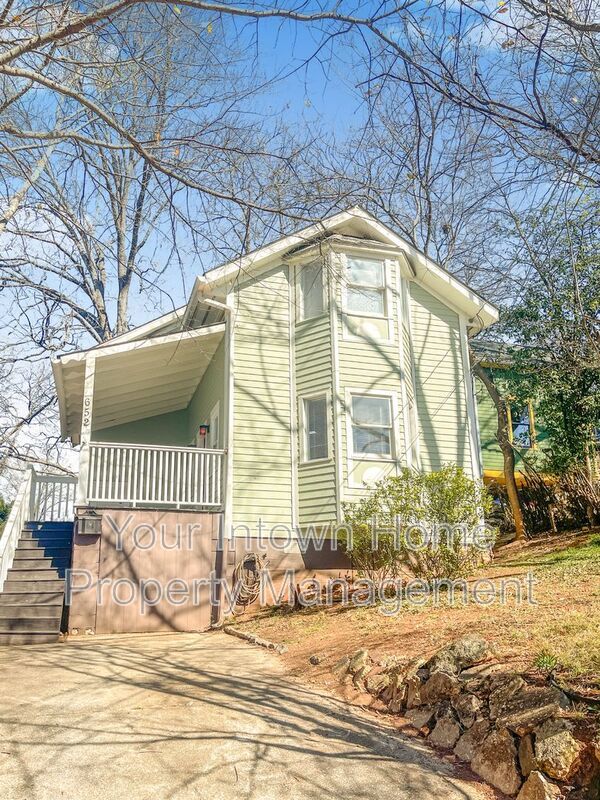Huge Back Yard with Deck in Great Grant Park Location property image
