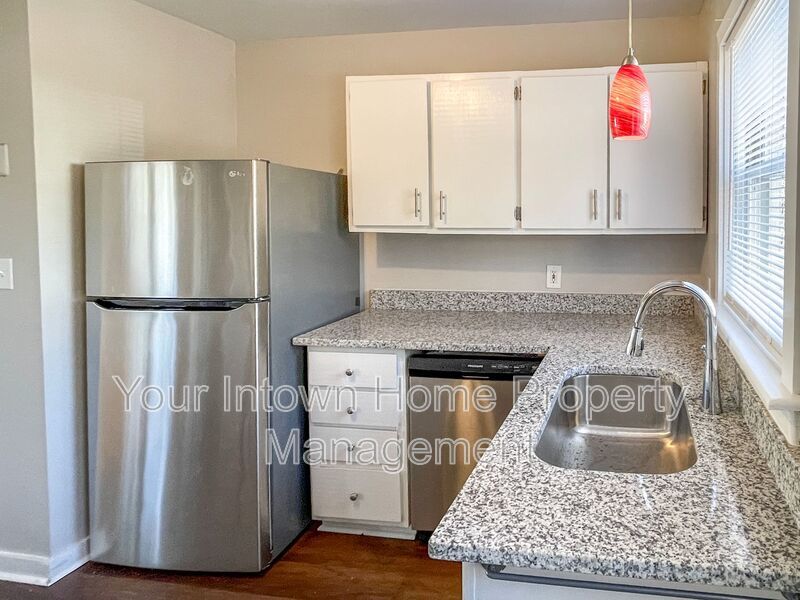 Huge Back Yard with Deck in Great Grant Park Location property image