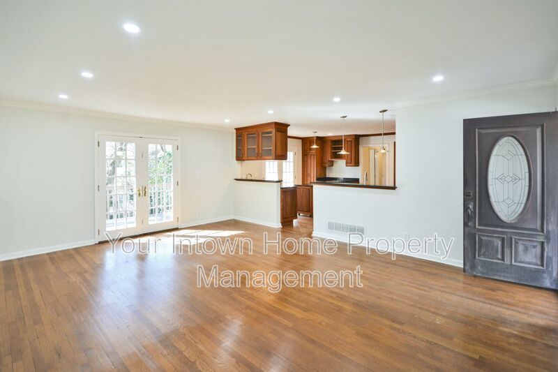 Light-Filled Peachtree Hills Home with Tons of Space & Private Yard property image