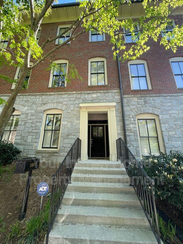 Beautiful Townhouse on Quiet Street in Lake Claire property image