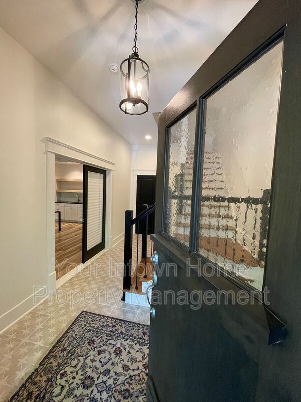 Beautiful Townhouse on Quiet Street in Lake Claire property image