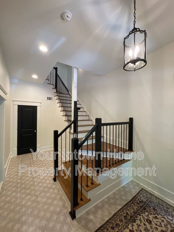 Beautiful Townhouse on Quiet Street in Lake Claire property image
