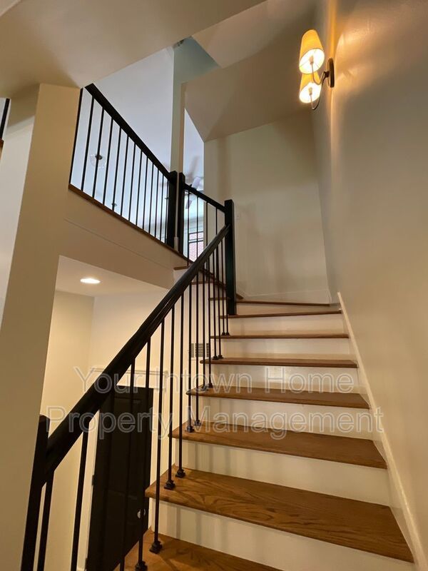 Beautiful Townhouse on Quiet Street in Lake Claire property image