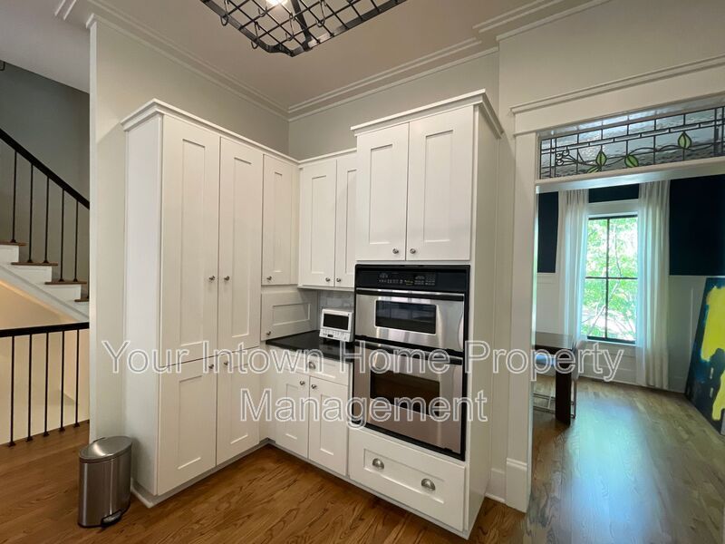 Beautiful Townhouse on Quiet Street in Lake Claire property image