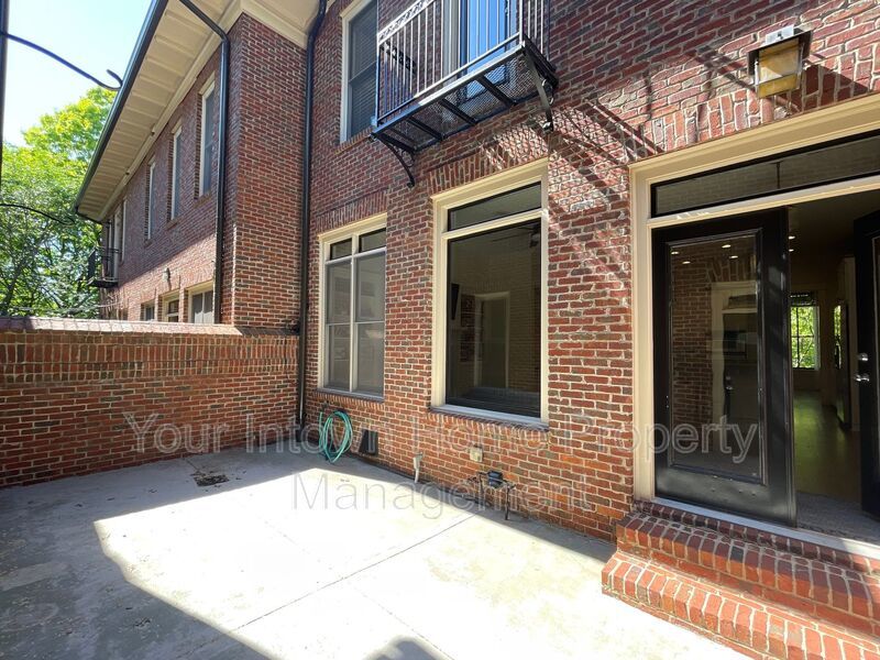 Beautiful Townhouse on Quiet Street in Lake Claire property image