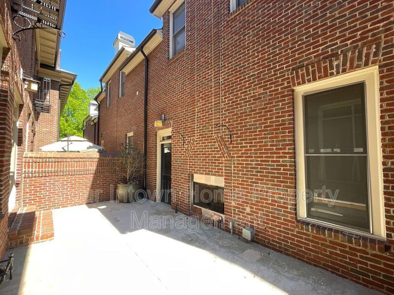 Beautiful Townhouse on Quiet Street in Lake Claire property image