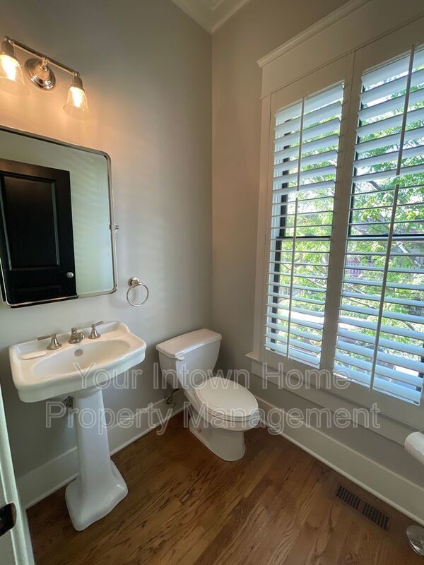 Beautiful Townhouse on Quiet Street in Lake Claire property image