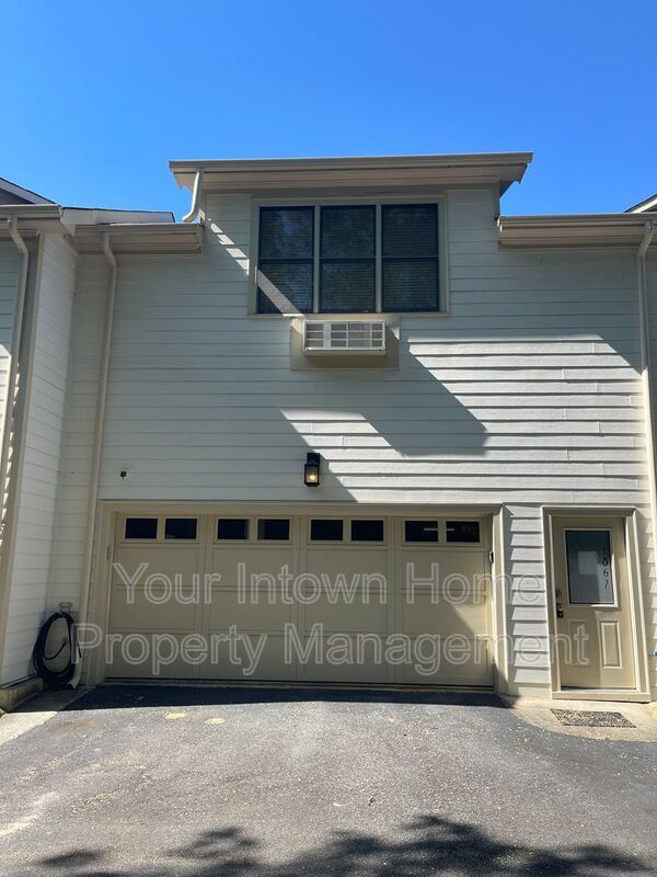 Beautiful Townhouse on Quiet Street in Lake Claire property image