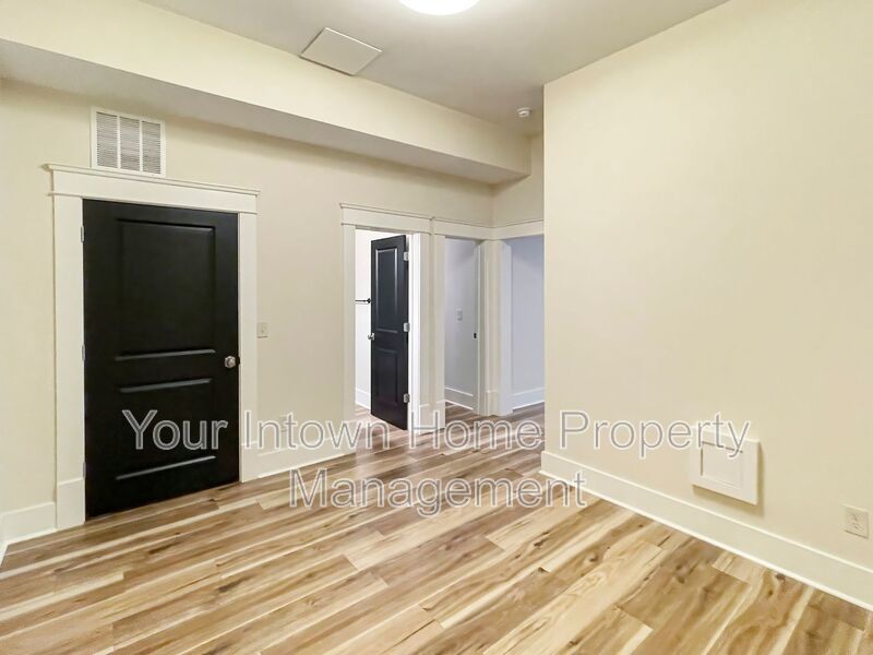 Beautiful Townhouse on Quiet Street in Lake Claire property image