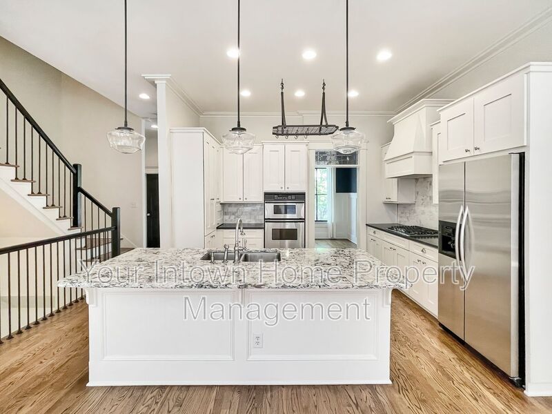 Beautiful Townhouse on Quiet Street in Lake Claire property image