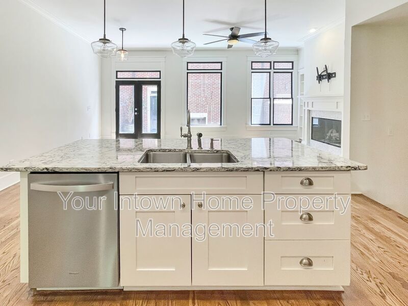 Beautiful Townhouse on Quiet Street in Lake Claire property image