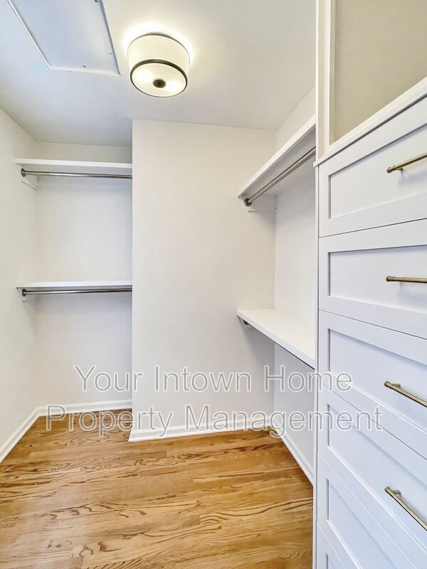 Beautiful Townhouse on Quiet Street in Lake Claire property image