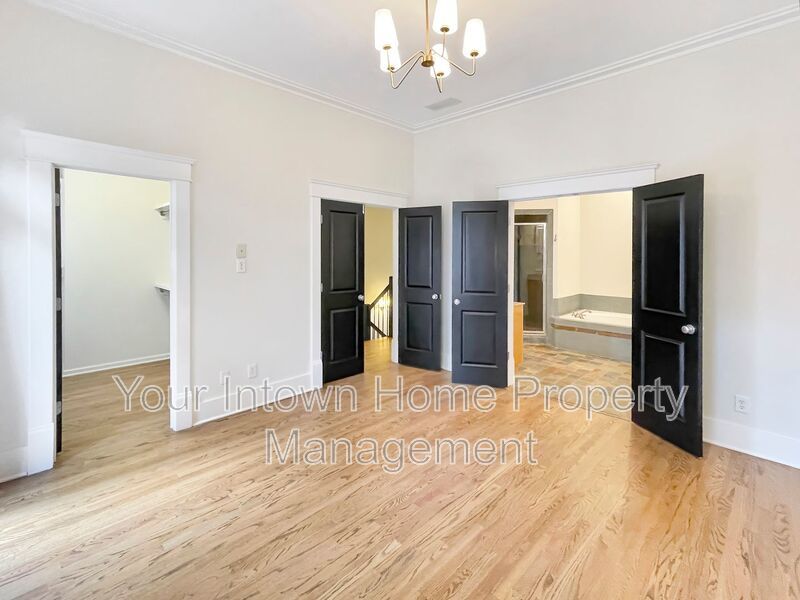 Beautiful Townhouse on Quiet Street in Lake Claire property image