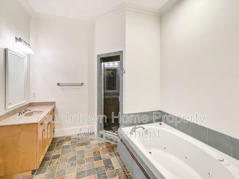 Beautiful Townhouse on Quiet Street in Lake Claire property image
