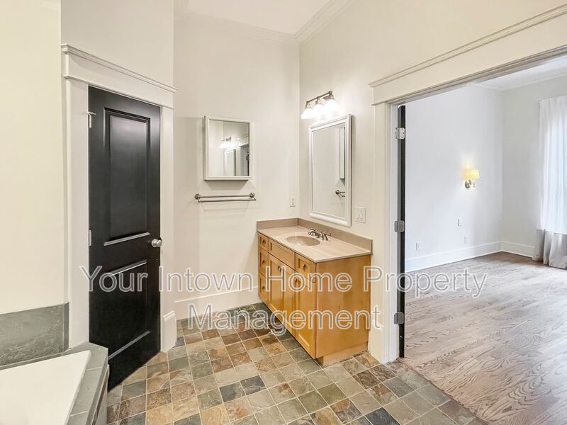 Beautiful Townhouse on Quiet Street in Lake Claire property image