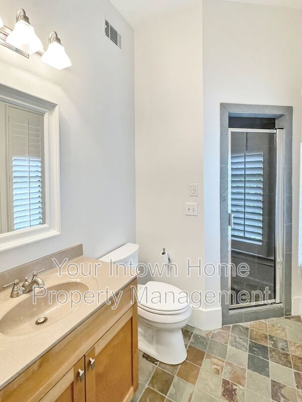 Beautiful Townhouse on Quiet Street in Lake Claire property image