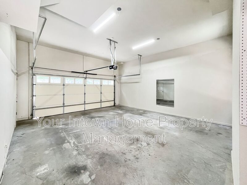 Beautiful Townhouse on Quiet Street in Lake Claire property image